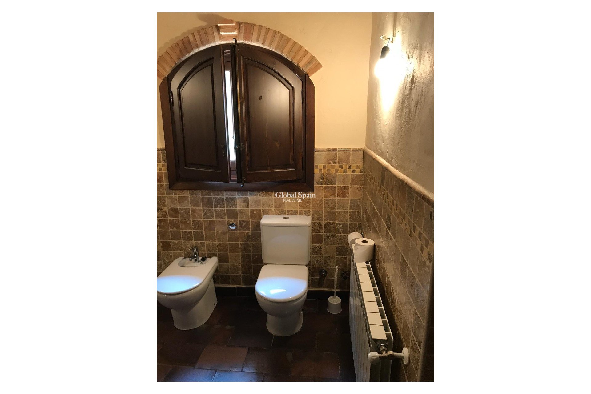 Odsprzedaż - WILLA  -
RIÓPAR - Riopar