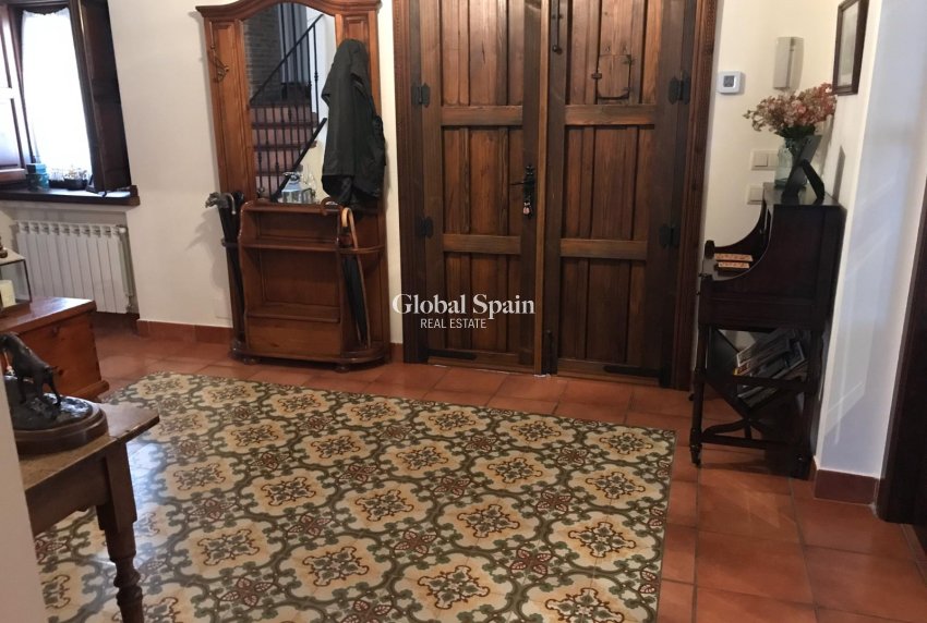 Odsprzedaż - WILLA  -
RIÓPAR - Riopar