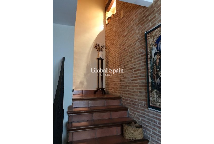 Odsprzedaż - WILLA  -
RIÓPAR - Riopar