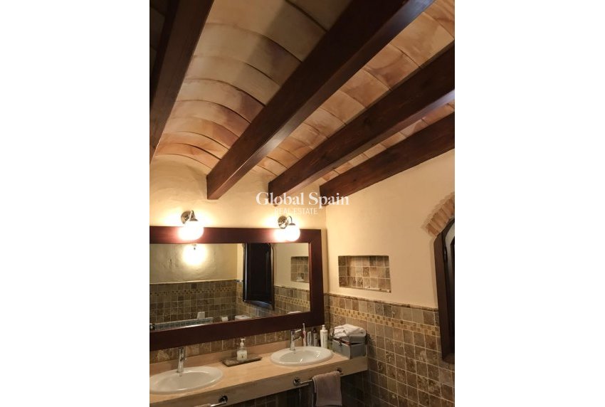 Odsprzedaż - WILLA  -
RIÓPAR - Riopar