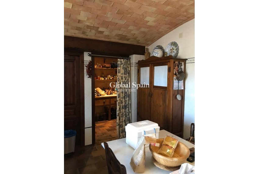 Odsprzedaż - WILLA  -
RIÓPAR - Riopar