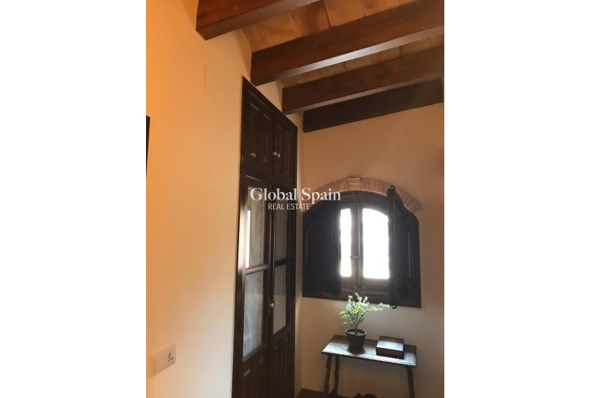 Odsprzedaż - WILLA  -
RIÓPAR - Riopar