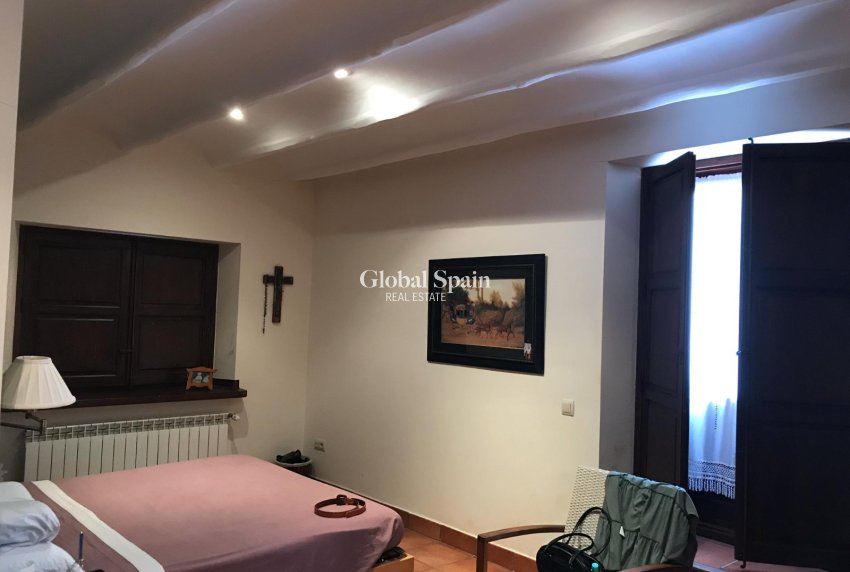 Odsprzedaż - WILLA  -
RIÓPAR - Riopar