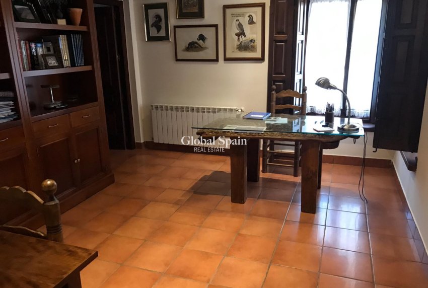 Odsprzedaż - WILLA  -
RIÓPAR - Riopar