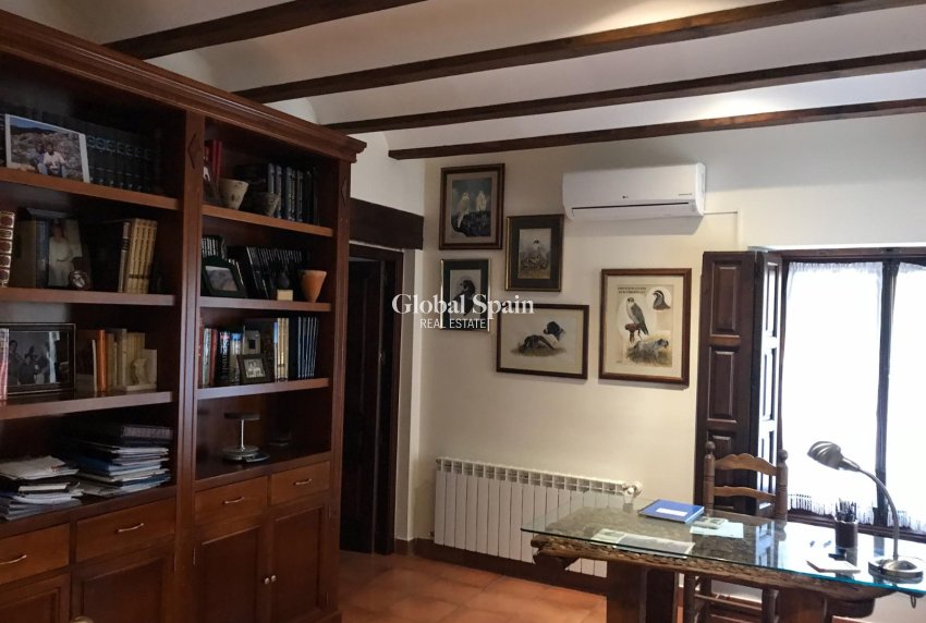 Odsprzedaż - WILLA  -
RIÓPAR - Riopar