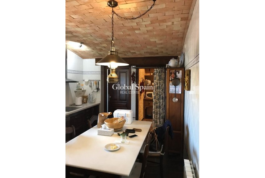 Odsprzedaż - WILLA  -
RIÓPAR - Riopar