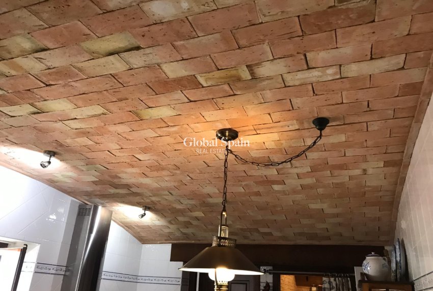 Odsprzedaż - WILLA  -
RIÓPAR - Riopar