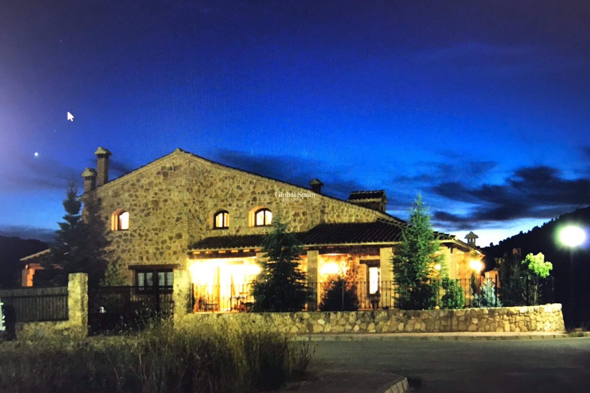 Odsprzedaż - Willa -
Riopar