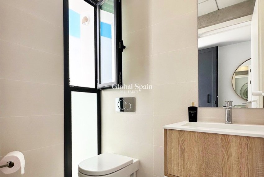 Odsprzedaż - WILLA  -
ROJALES - Inland