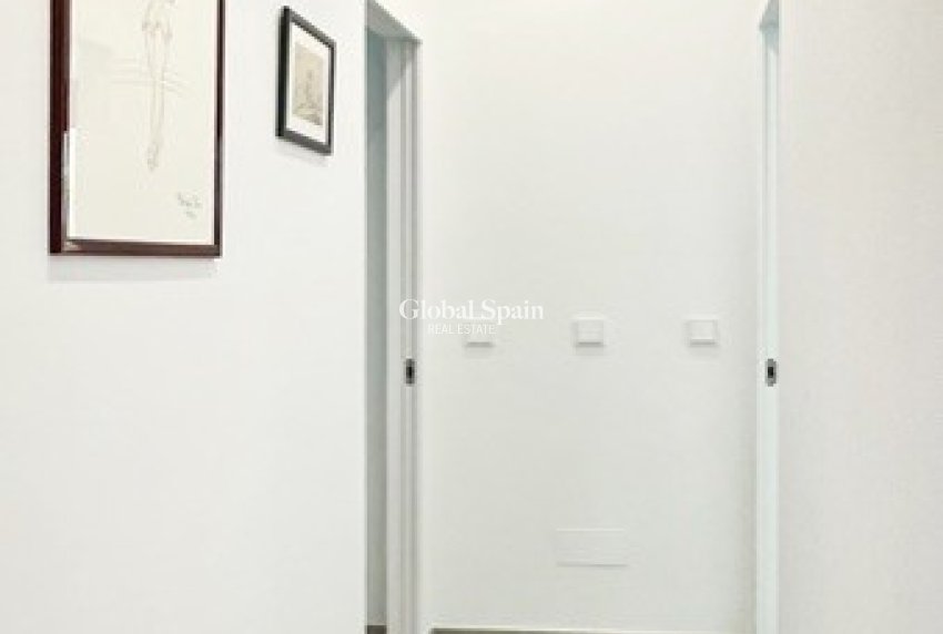 Odsprzedaż - WILLA  -
ROJALES - Inland