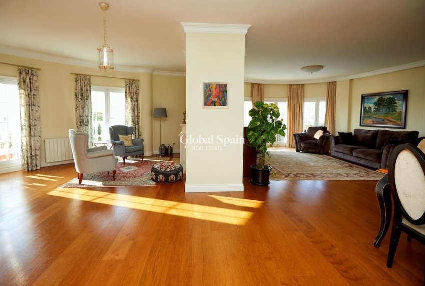 Odsprzedaż - WILLA  -
ROJALES - Inland