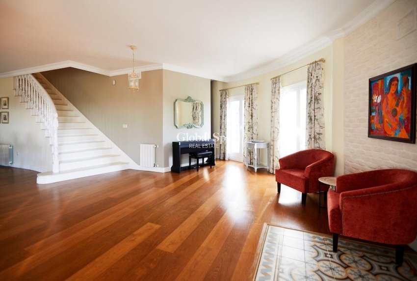 Odsprzedaż - WILLA  -
ROJALES - Inland