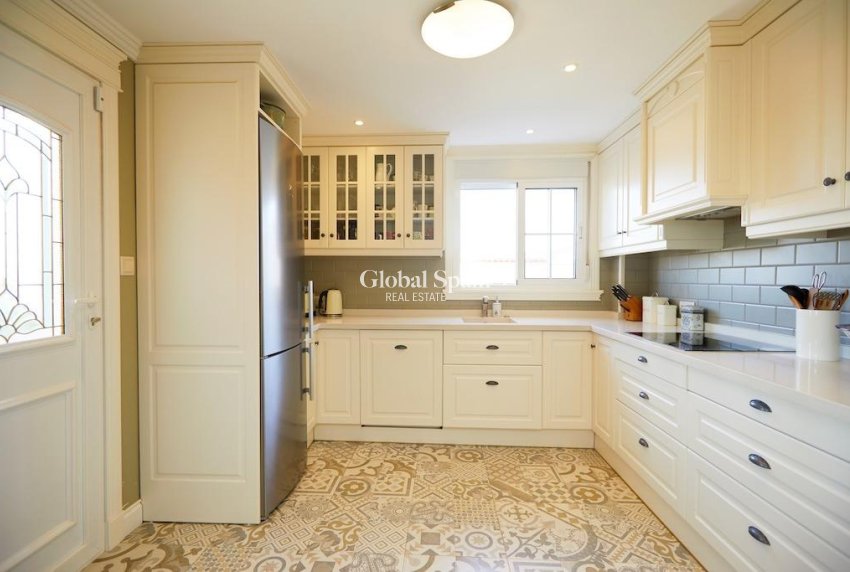 Odsprzedaż - WILLA  -
ROJALES - Inland