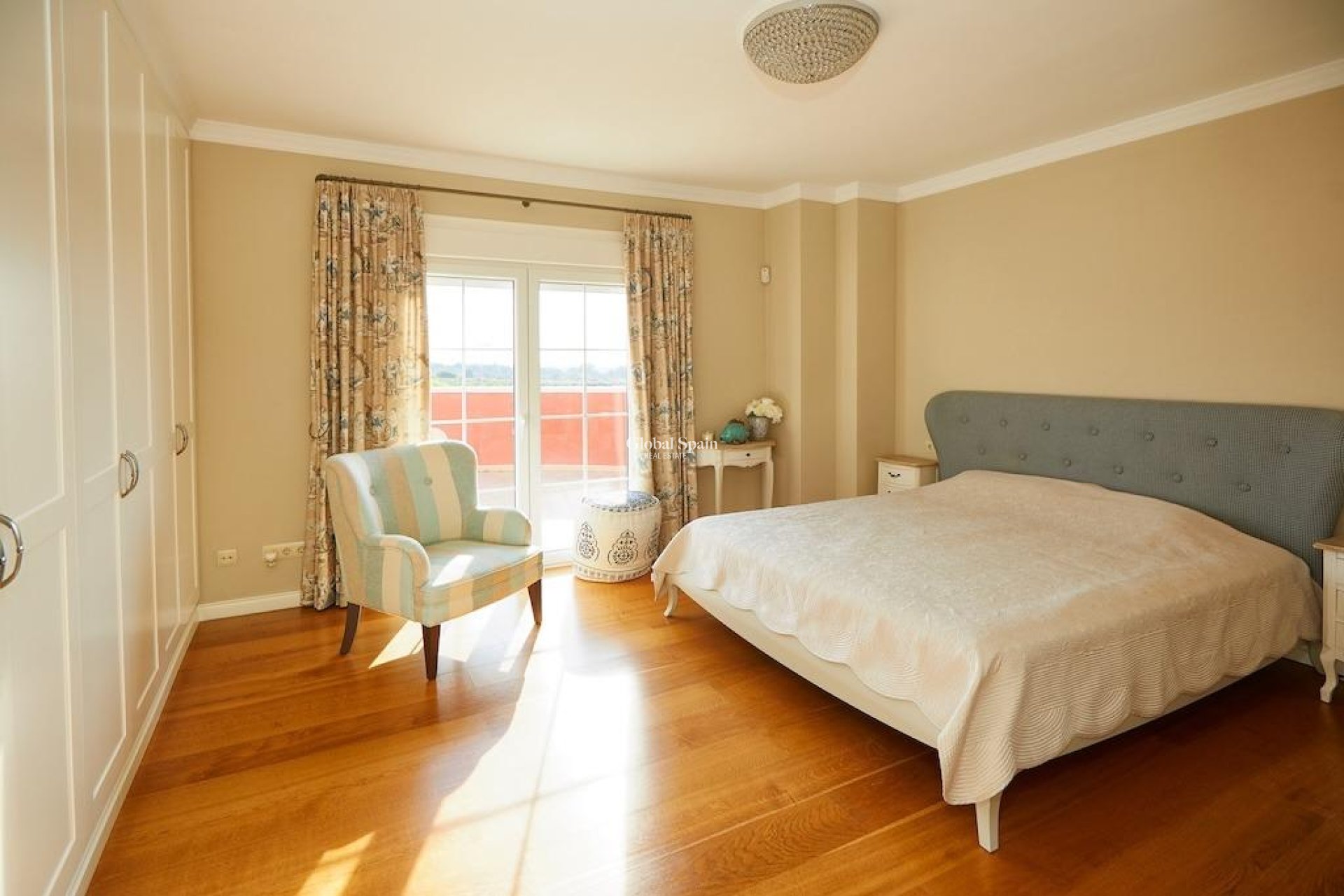 Odsprzedaż - WILLA  -
ROJALES - Inland