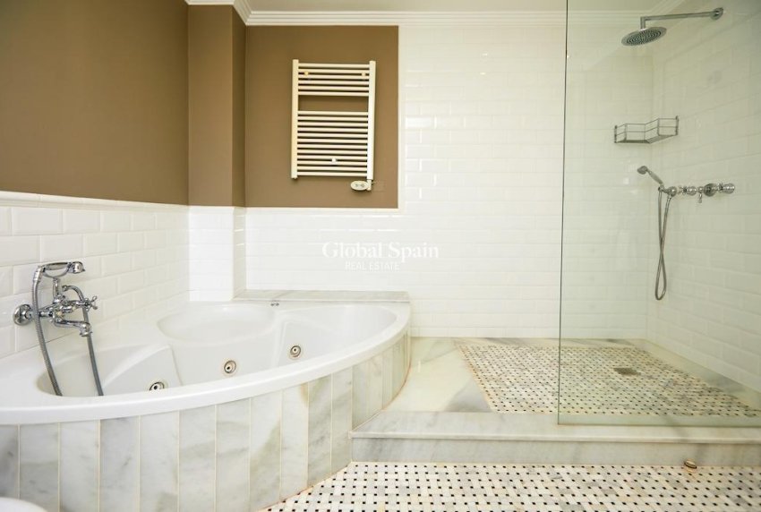 Odsprzedaż - WILLA  -
ROJALES - Inland