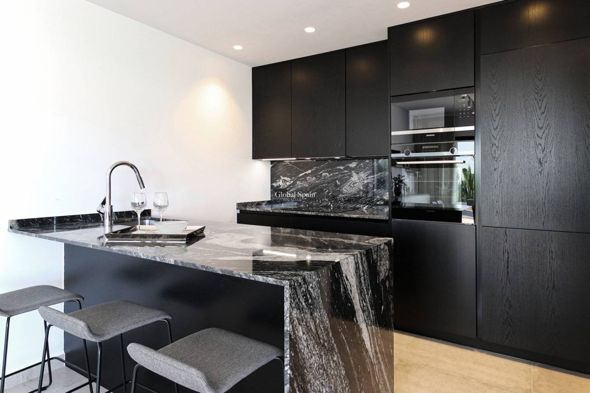 Odsprzedaż - WILLA  -
ROJALES - Inland