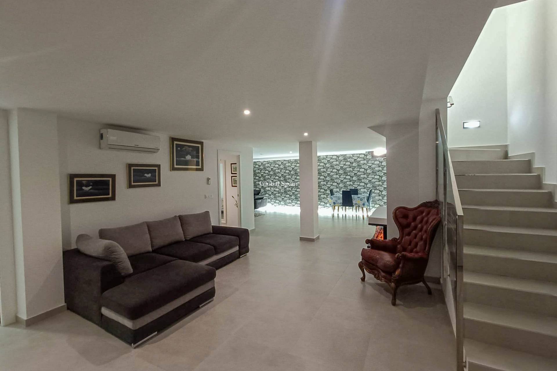Odsprzedaż - WILLA  -
ROJALES - Inland