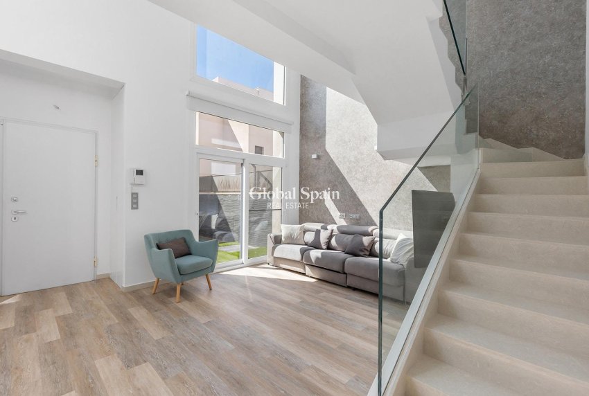 Odsprzedaż - WILLA  -
ROJALES - Pueblo bravo