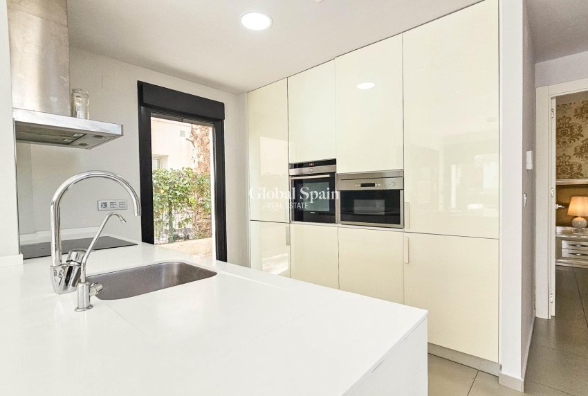 Odsprzedaż - WILLA  -
ROJALES - 