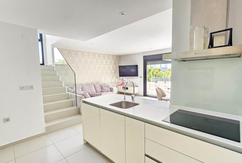 Odsprzedaż - WILLA  -
ROJALES - 