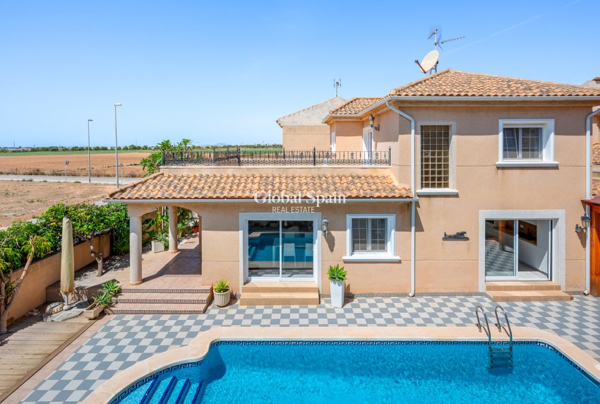 Odsprzedaż - WILLA  -
TORRE DE LA HORADADA - Costa Blanca