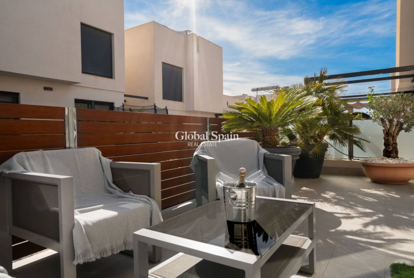 Odsprzedaż - WILLA  -
TORREVIEJA - Aguas nuevas 2