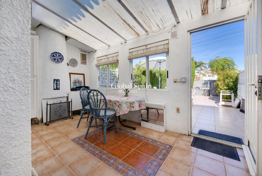 Odsprzedaż - WILLA  -
TORREVIEJA - Calas blanca