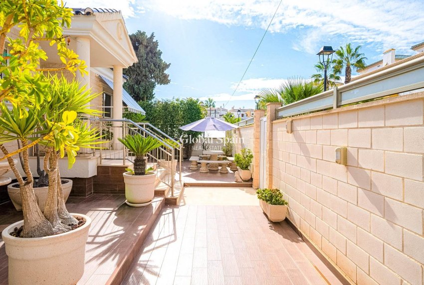 Odsprzedaż - WILLA  -
TORREVIEJA - La Mata