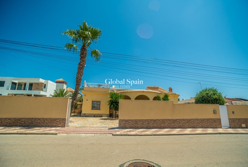 Odsprzedaż - Willa -
TORREVIEJA - La Siesta