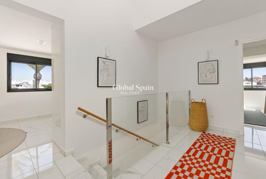 Odsprzedaż - WILLA  -
TORREVIEJA - La Veleta