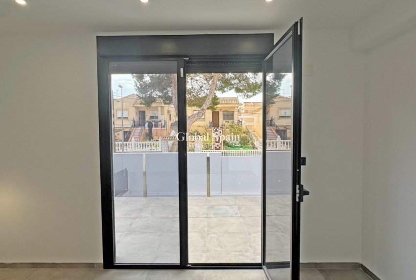 Odsprzedaż - WILLA  -
TORREVIEJA - LOS BALCONES - LOS ALTOS