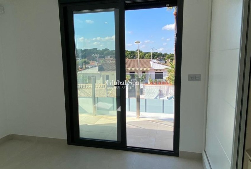 Odsprzedaż - WILLA  -
TORREVIEJA - LOS BALCONES - LOS ALTOS