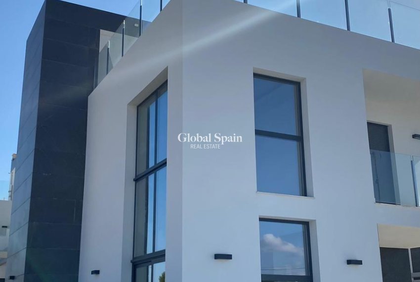 Odsprzedaż - WILLA  -
TORREVIEJA - LOS BALCONES - LOS ALTOS