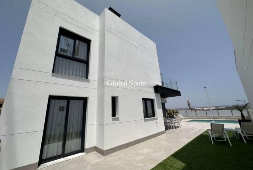 Odsprzedaż - WILLA  -
TORREVIEJA - LOS BALCONES - LOS ALTOS