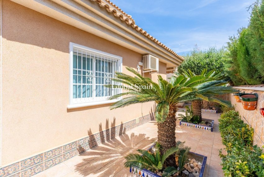 Odsprzedaż - WILLA  -
TORREVIEJA - LOS BALCONES - LOS ALTOS