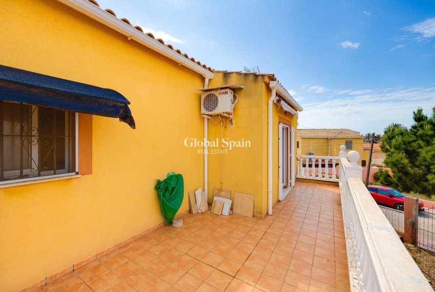 Odsprzedaż - WILLA  -
TORREVIEJA - Playa de los Locos