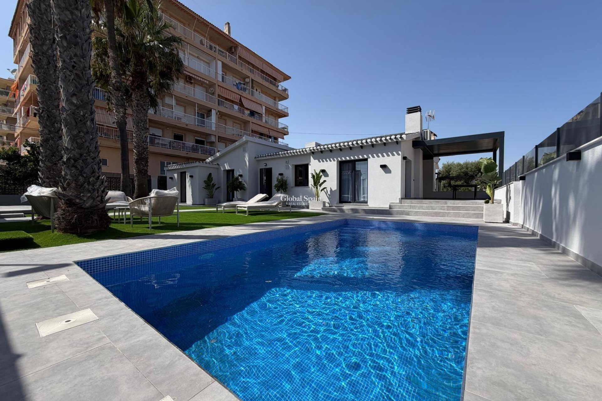 Odsprzedaż - WILLA  -
TORREVIEJA - Punta Prima