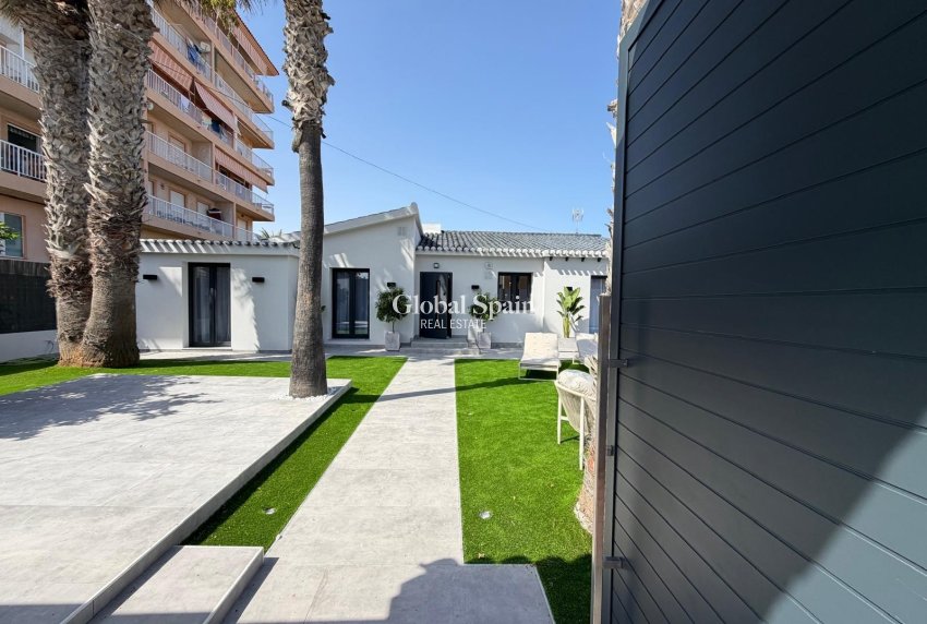 Odsprzedaż - WILLA  -
TORREVIEJA - Punta Prima