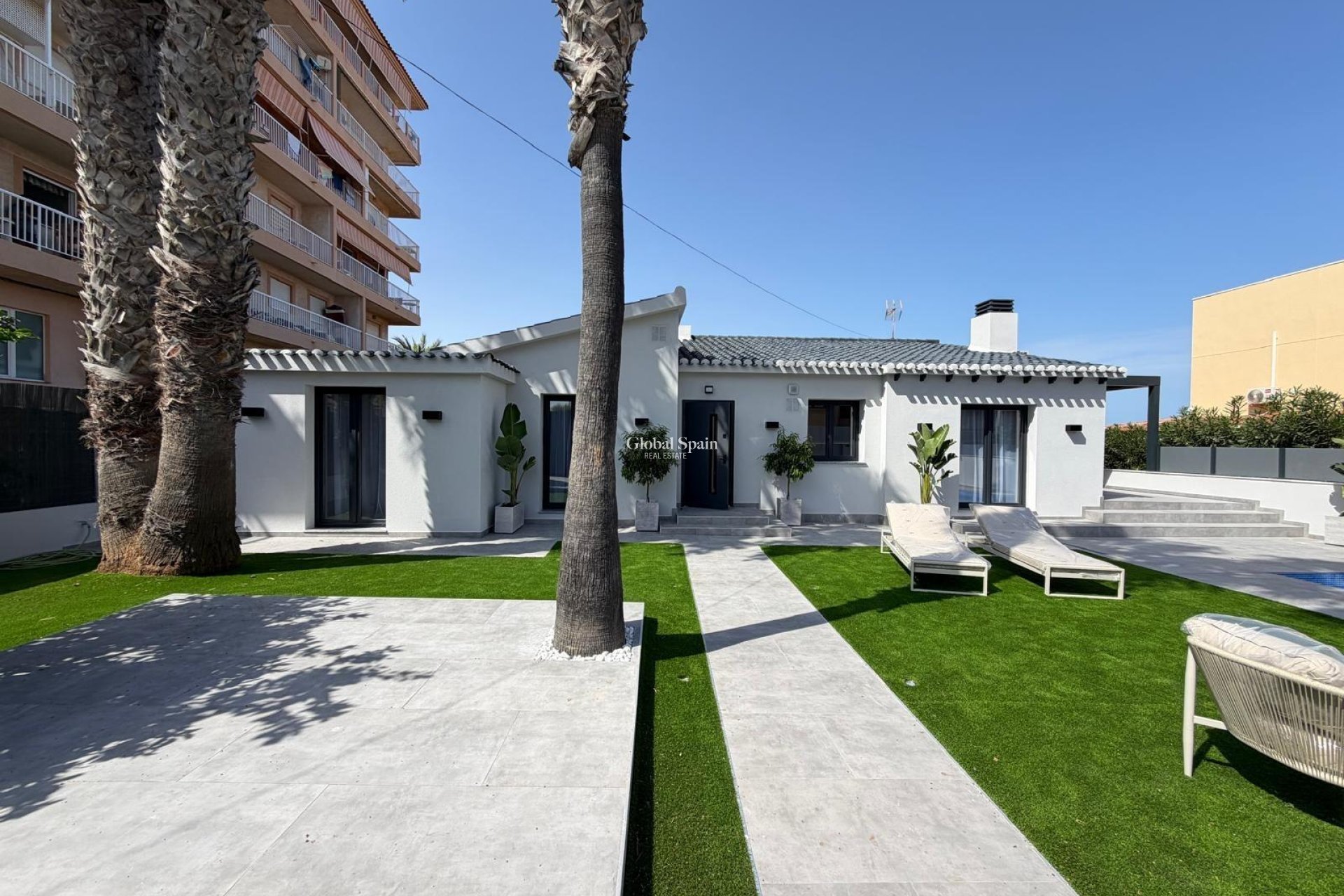 Odsprzedaż - WILLA  -
TORREVIEJA - Punta Prima