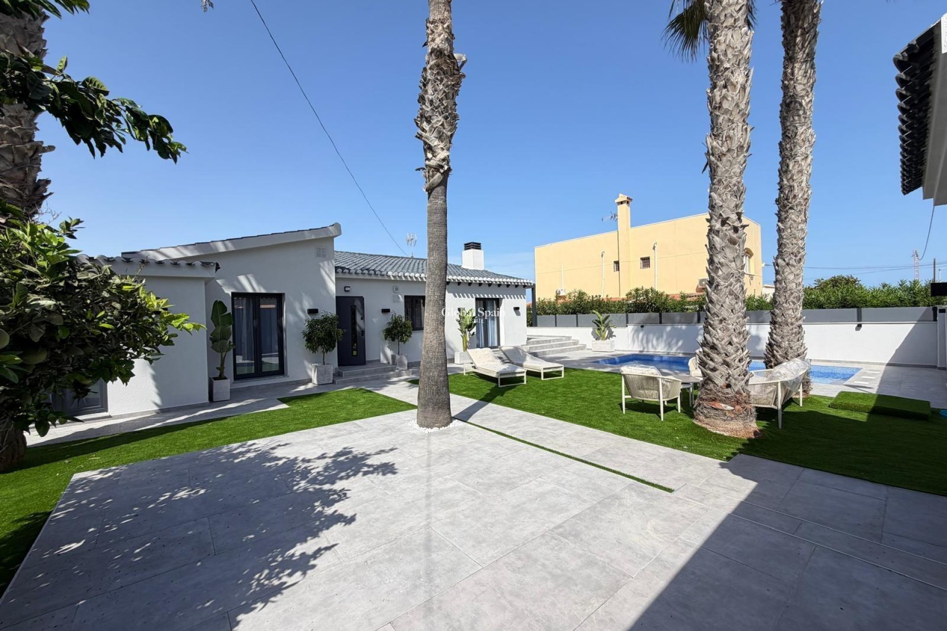 Odsprzedaż - WILLA  -
TORREVIEJA - Punta Prima