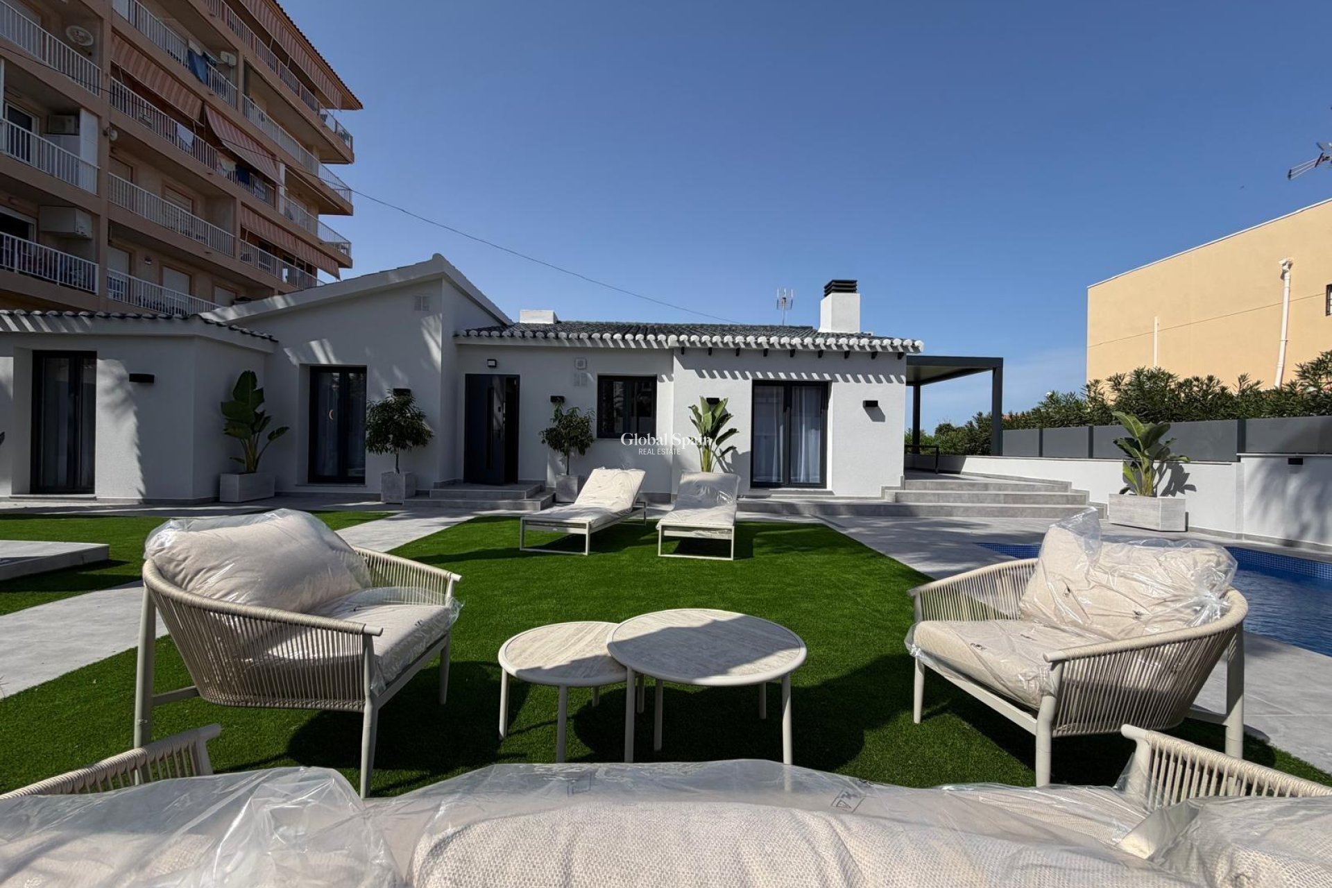 Odsprzedaż - WILLA  -
TORREVIEJA - Punta Prima