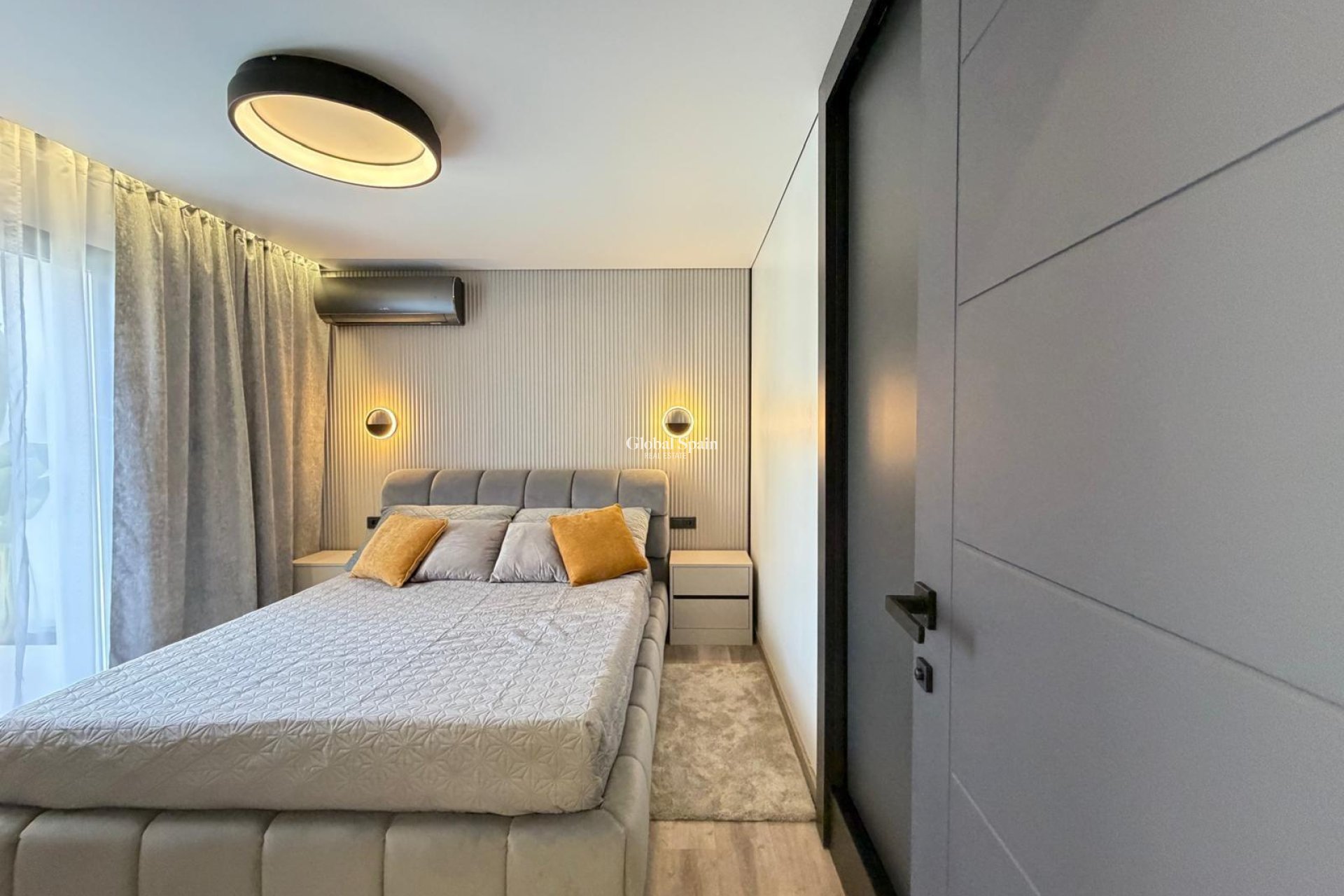 Odsprzedaż - WILLA  -
TORREVIEJA - Punta Prima