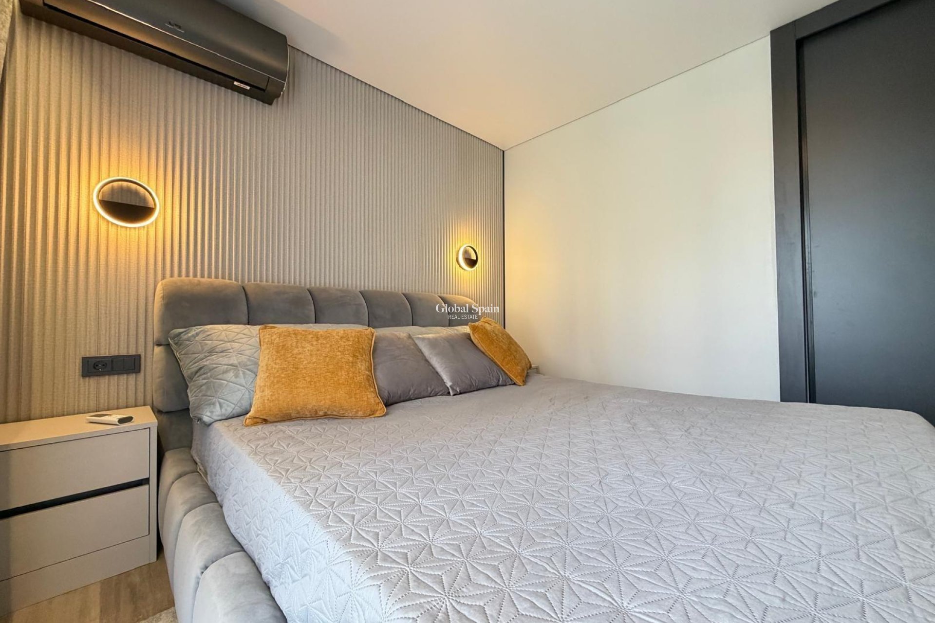 Odsprzedaż - WILLA  -
TORREVIEJA - Punta Prima