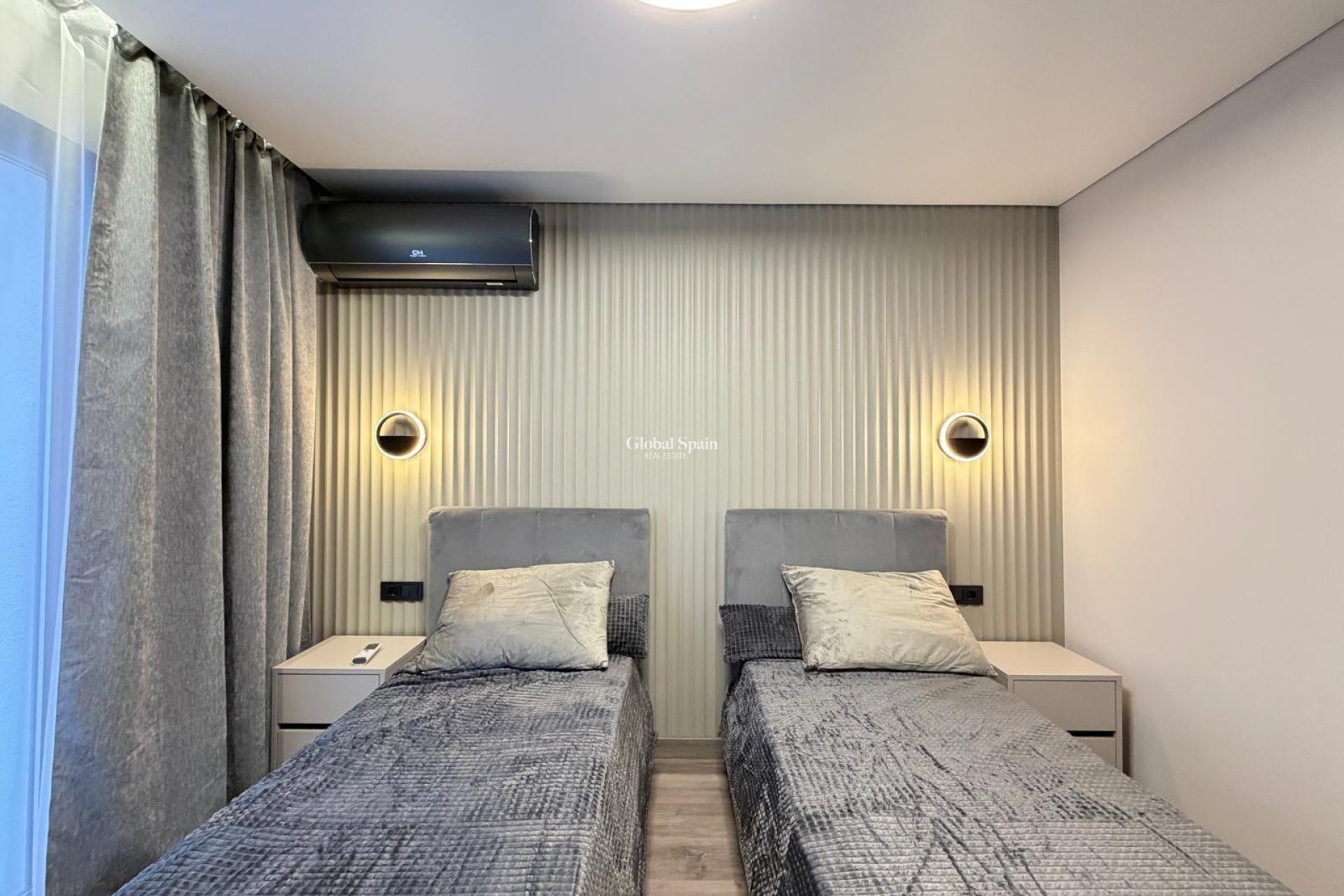 Odsprzedaż - WILLA  -
TORREVIEJA - Punta Prima