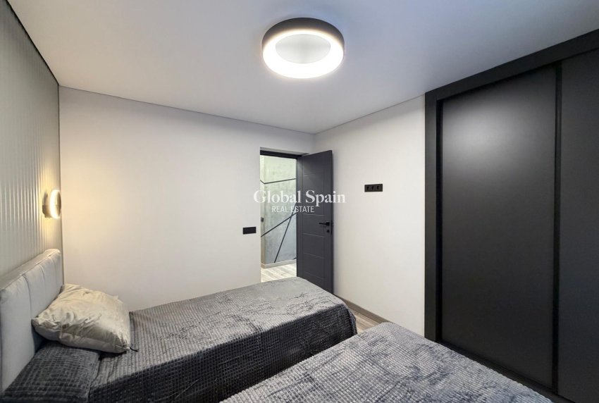 Odsprzedaż - WILLA  -
TORREVIEJA - Punta Prima