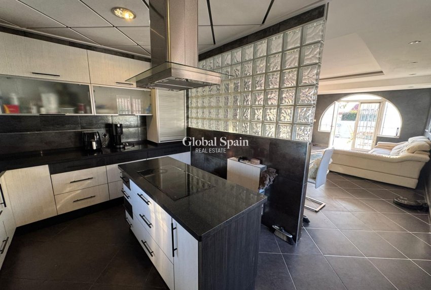 Odsprzedaż - WILLA  -
TORREVIEJA - San luis