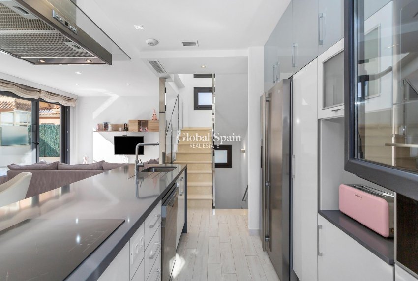 Odsprzedaż - Willa -
TORREVIEJA - Sector 25