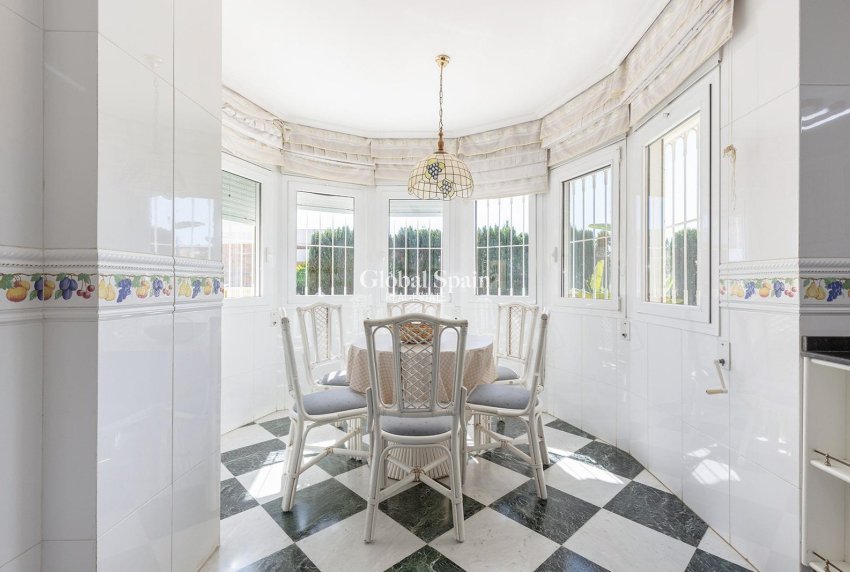 Odsprzedaż - Willa -
TORREVIEJA - Torreta florida