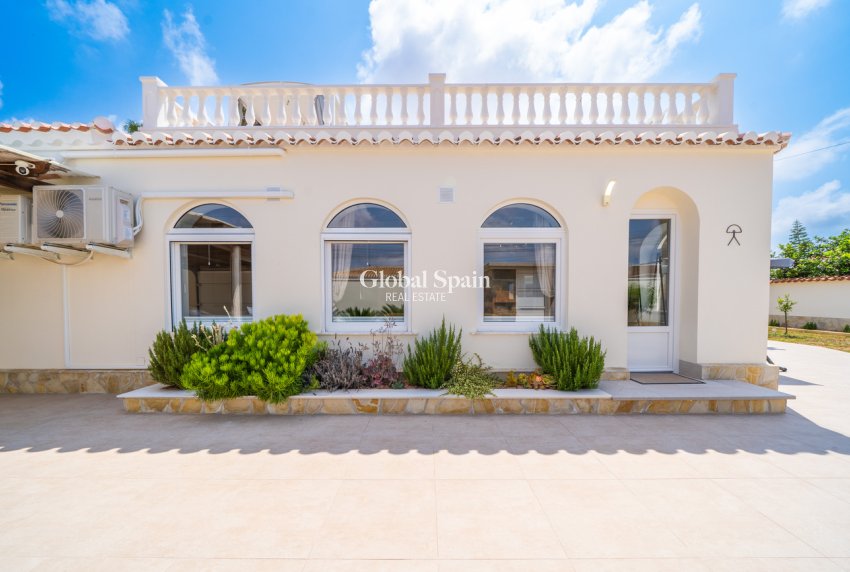 Odsprzedaż - WILLA  -
TORREVIEJA - 