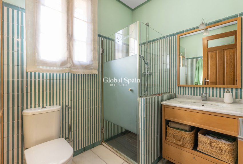 Odsprzedaż - WILLA  -
TORREVIEJA - 